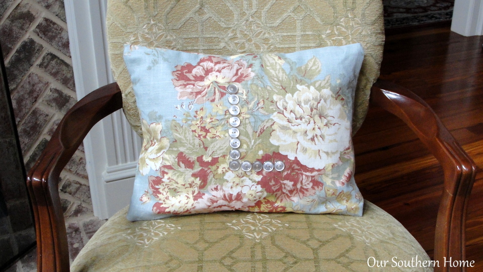 No Sew Envelope Pillow with button monogram by Our Southern Home #nosew #nosewenvelopepillow
