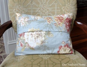 No Sew Envelope Pillow with button monogram by Our Southern Home #nosew #nosewenvelopepillow