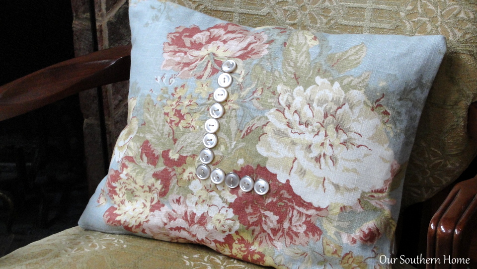 No Sew Envelope Pillow with button monogram by Our Southern Home #nosew #nosewenvelopepillow