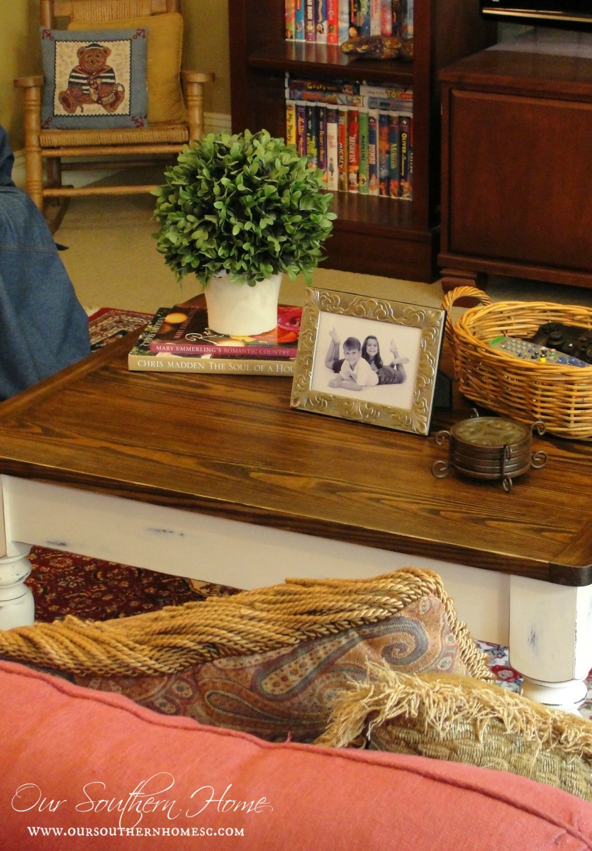 Farmhouse coffee table makeover using Annie Sloan Chalk Paint. Just paint the base by Our Southern Home #chalkpaint