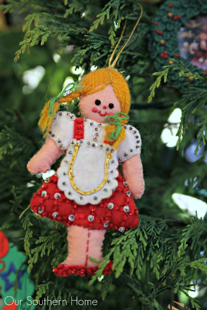 Christmas trees from Our Southern Home....tips for an inexpensive tree ribbon!