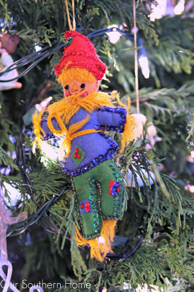 Christmas trees from Our Southern Home....tips for an inexpensive tree ribbon!