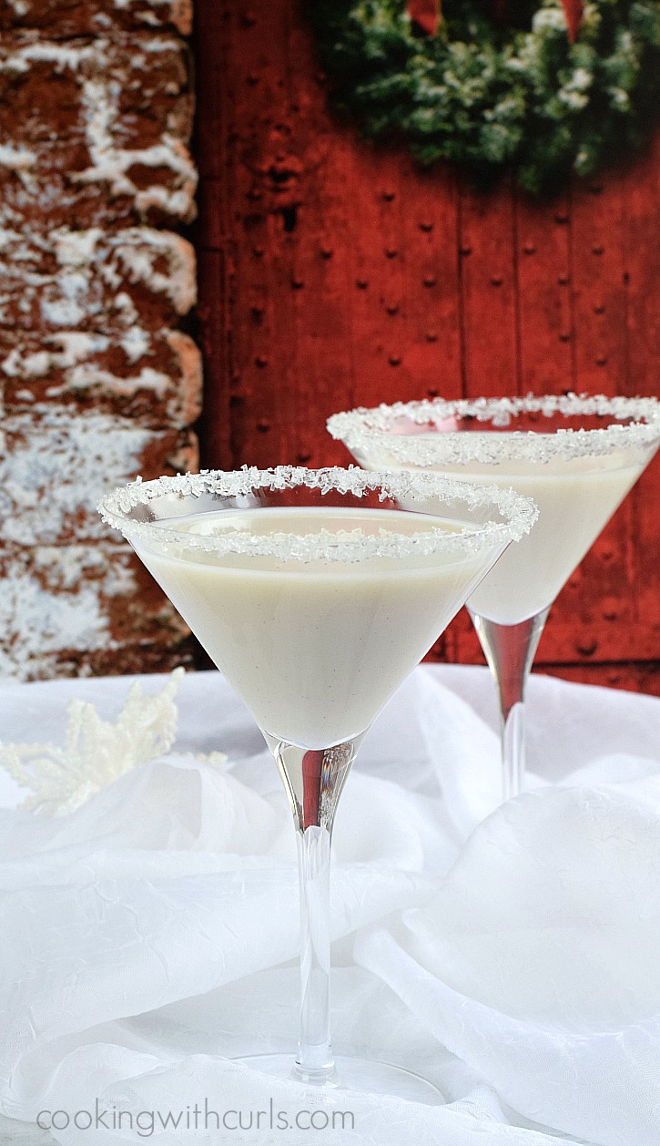 Celebrate the season with a creamy Snowflake Martini | cookingwithcurls.com