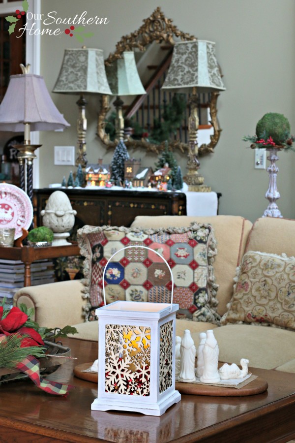 Holiday decorating with Hallmark Crown Gold #sp #hallmark