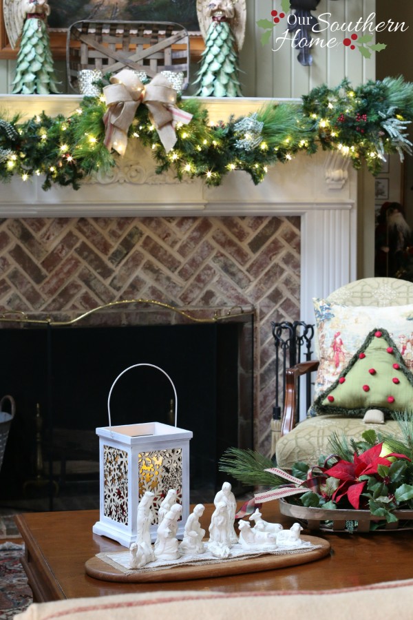 Holiday decorating with Hallmark Crown Gold #sp #hallmark