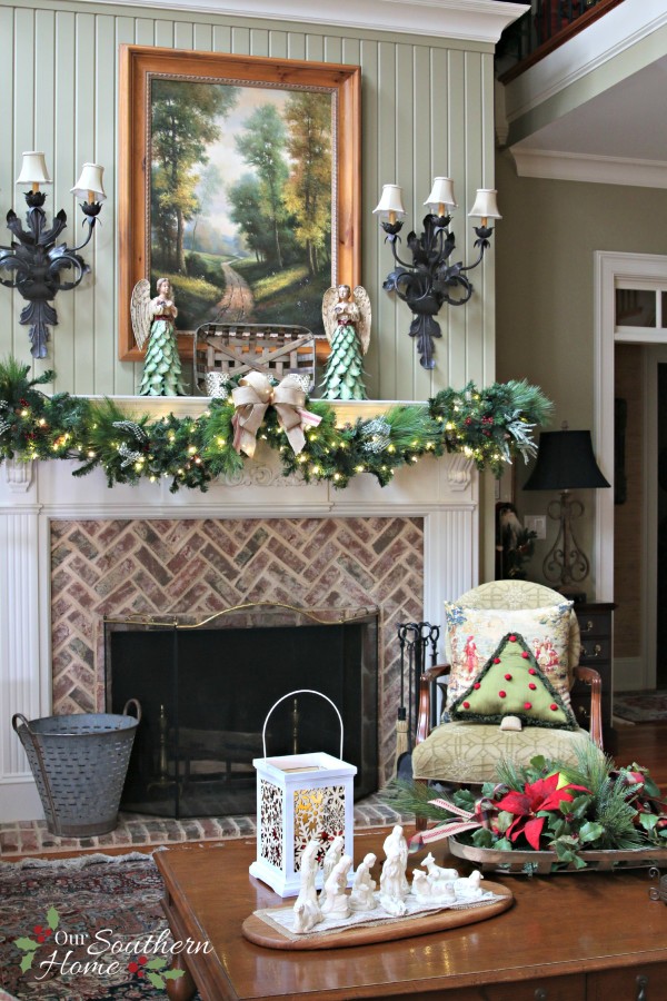 Holiday decorating with Hallmark Crown Gold #sp #hallmark