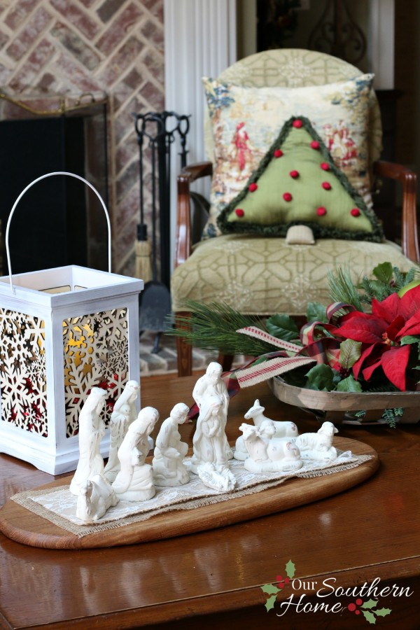 Holiday decorating with Hallmark Crown Gold #sp #hallmark