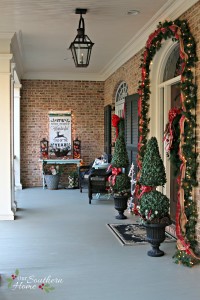 / Christmas Front Porch / www.oursouthernhomesc.com