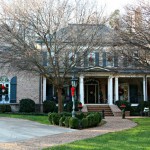 abberley lane christmas porch / Christmas Front Porch / www.oursouthernhomesc.com