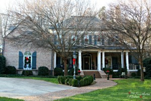 abberley lane christmas porch / Christmas Front Porch / www.oursouthernhomesc.com