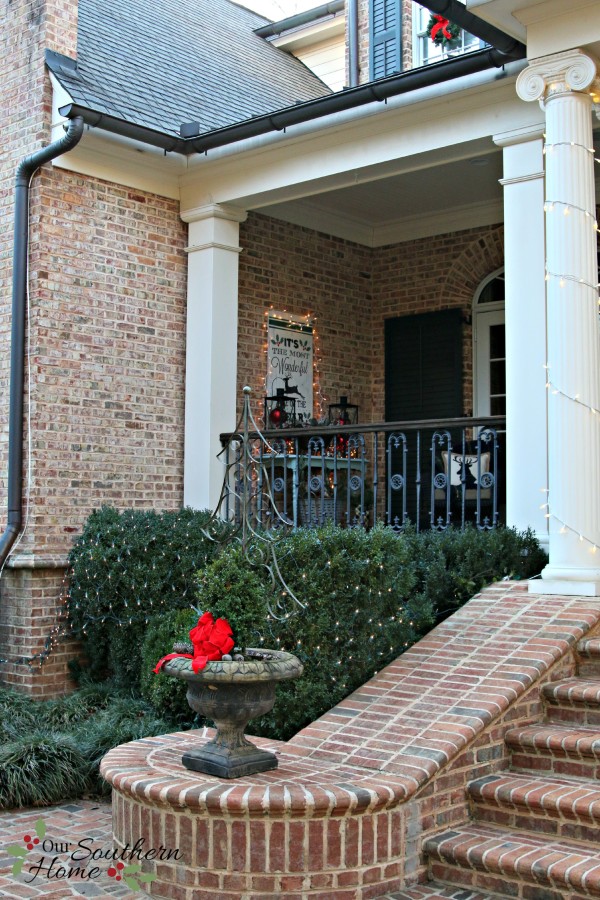  / Christmas Front Porch / www.oursouthernhomesc.com