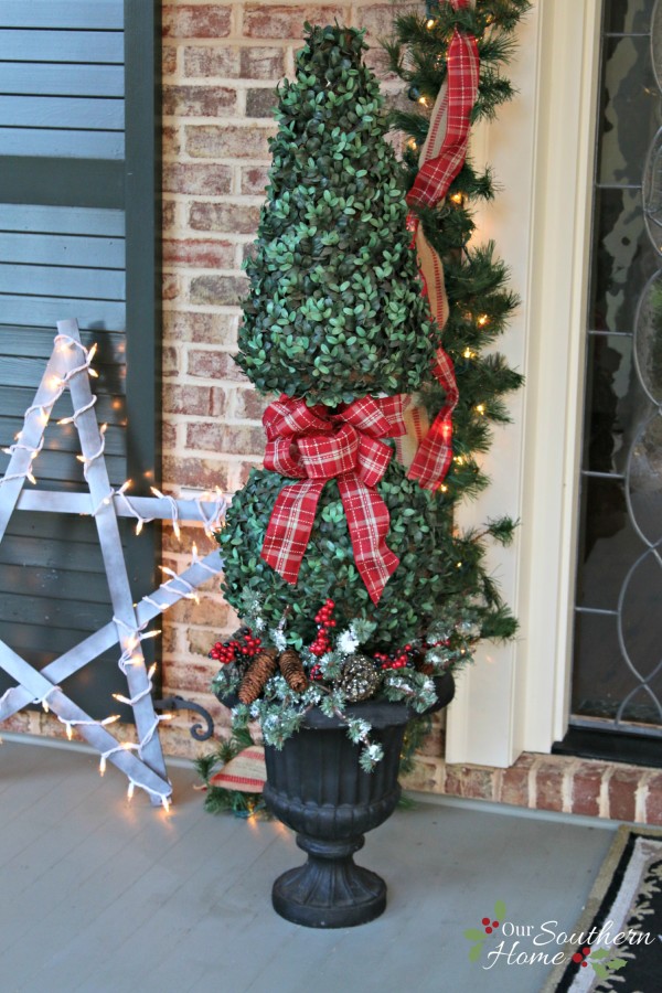 yardstick stars and christmas topiaries / Christmas Front Porch / www.oursouthernhomesc.com