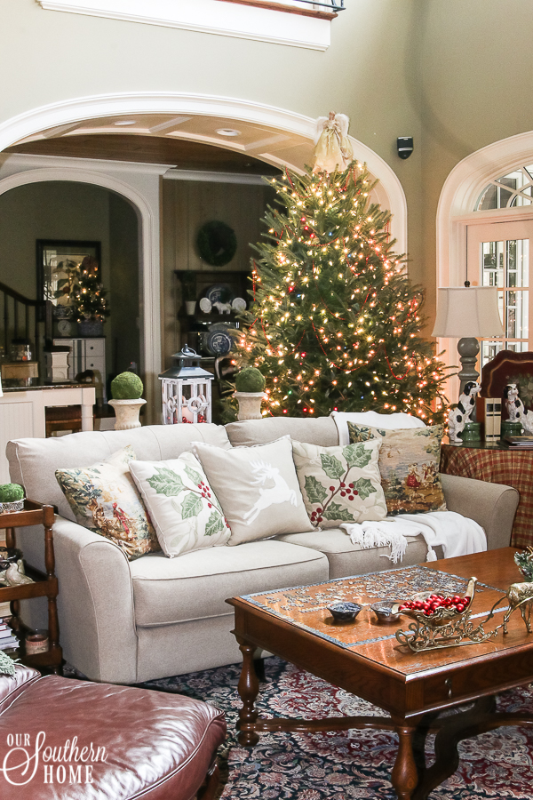 Christmas Home Tour with lots of traditional French farmhouse ideas! #$christmasdecor #frenchchristmas #christmastour