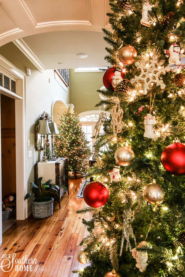 Christmas Home Tour with lots of traditional French farmhouse ideas! #$christmasdecor #frenchchristmas #christmastour