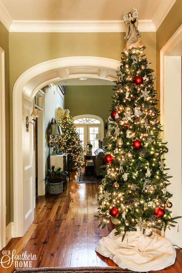 Christmas Home Tour with lots of traditional French farmhouse ideas! #$christmasdecor #frenchchristmas #christmastour