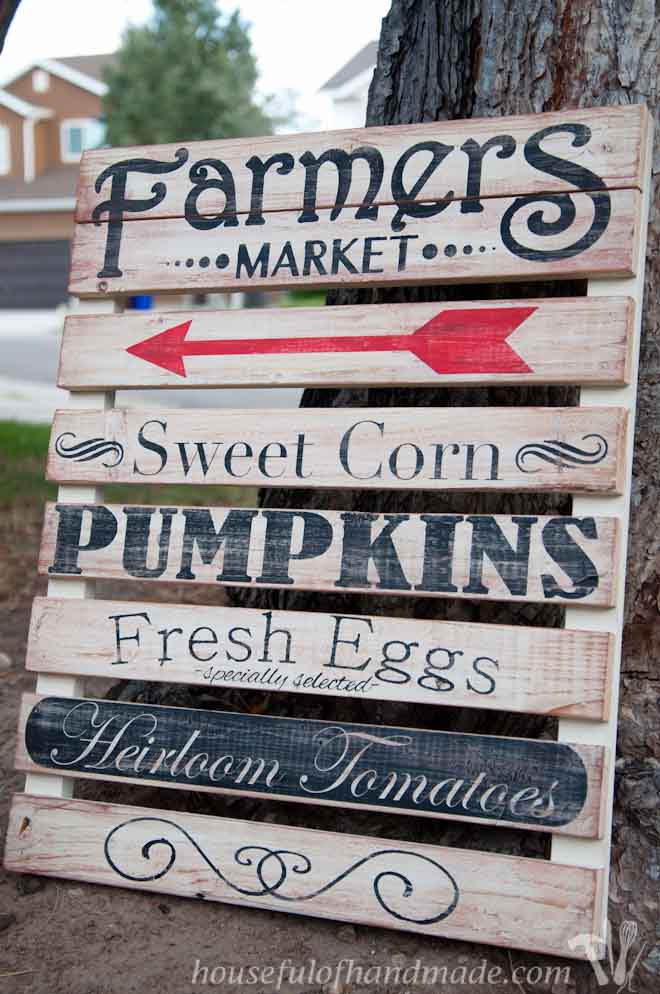 I love the farmer's market and this easy mini palette sign is perfect for fall decor. Tutorial from Houseful of Handmade. 