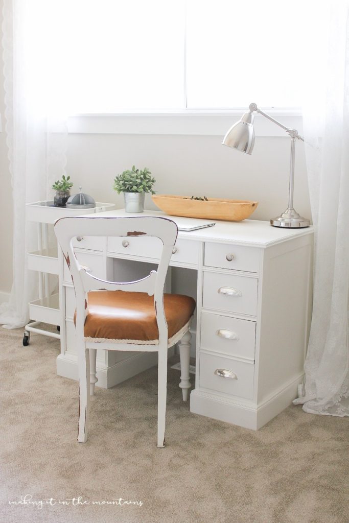 Farmhouse-Style-Leather-Chair