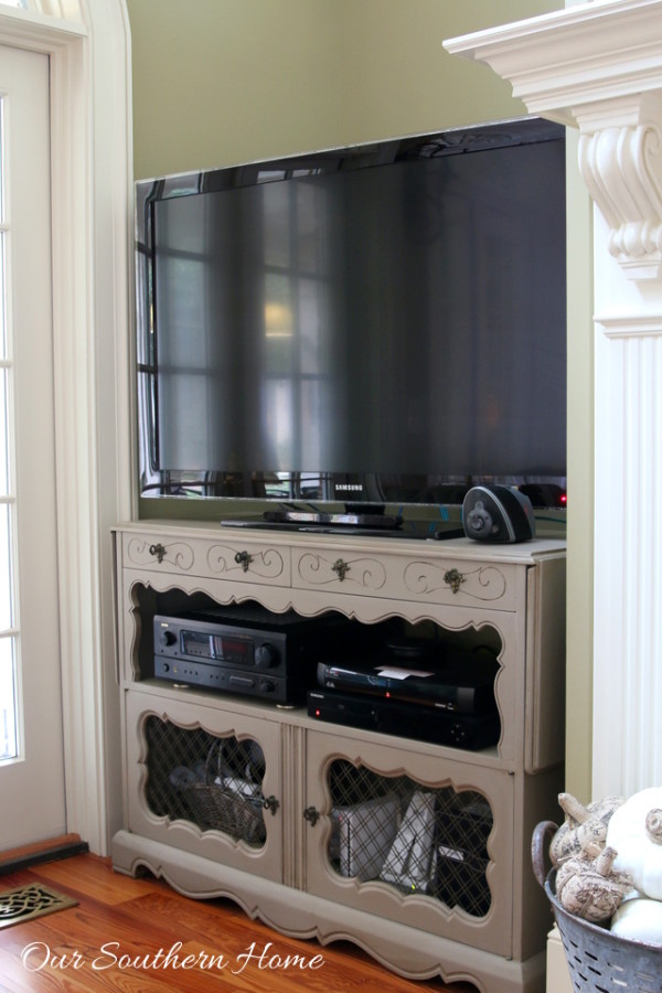 French country tv console make over with ASCP in Coco with a white wash. #paintedfurniture