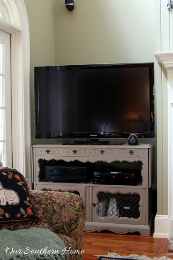 French country tv console make over with ASCP in Coco with a white wash. #paintedfurniture