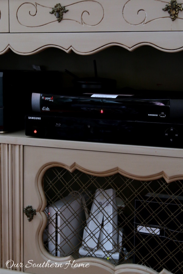 French country tv console make over with ASCP in Coco with a white wash. #paintedfurniture