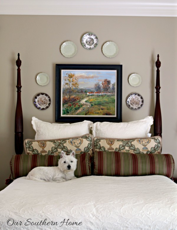 A gallery wall is an easy way of displaying all those things that matter the most—family portraits, unforgettable trips, treasured letters. Here, we give you ten pieces of advice that will help you build a perfectly balanced gallery wall