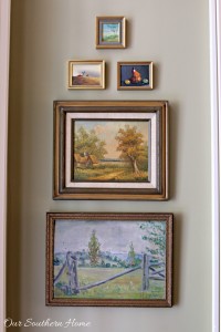 A gallery wall is an easy way of displaying all those things that matter the most—family portraits, unforgettable trips, treasured letters. Here, we give you ten pieces of advice that will help you build a perfectly balanced gallery wall