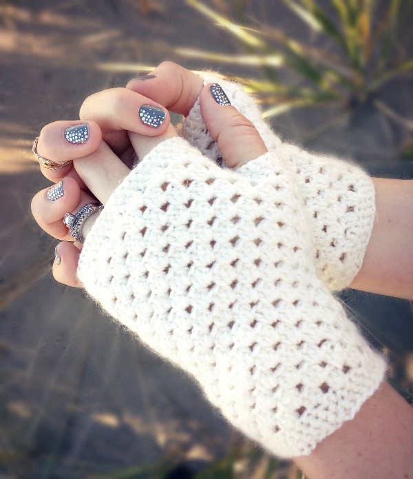 InsMonwhite_fingerless_gloves_free_crochet_pattern_1v2