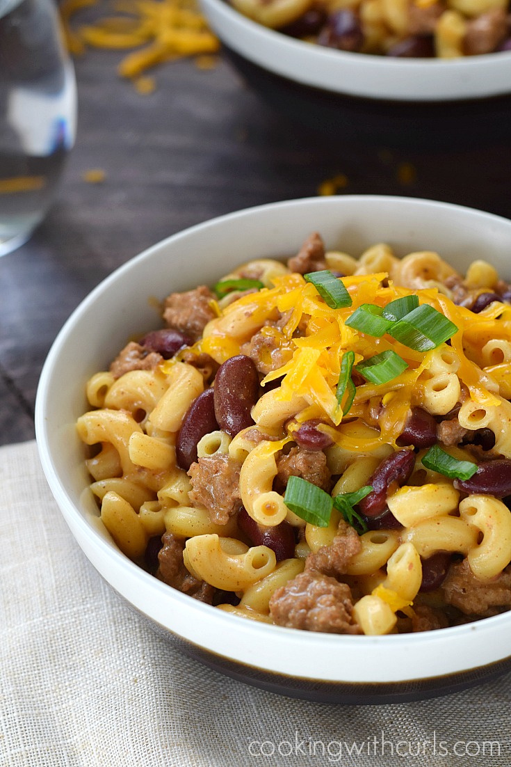 http://cookingwithcurls.com/2016/12/09/chili-mac-cheese/