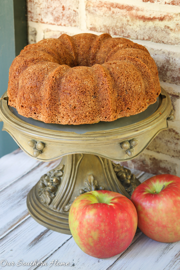 Yummy family recipe of Apple Pound Cake is the perfect taste and scent of the season! #apples #applecake #applereceipes