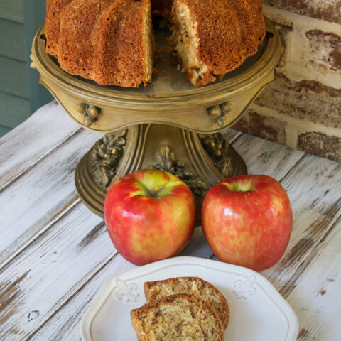 Yummy family recipe of Apple Pound Cake is the perfect taste and scent of the season! #apples #applecake #applereceipes