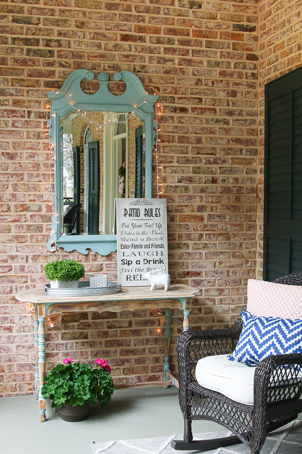 Thrift store console table is perfect on the porch with its new makeover! #paintedfurniture 