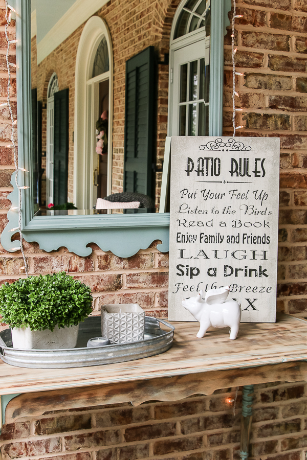 Thrift store console table is perfect on the porch with its new makeover! #paintedfurniture 