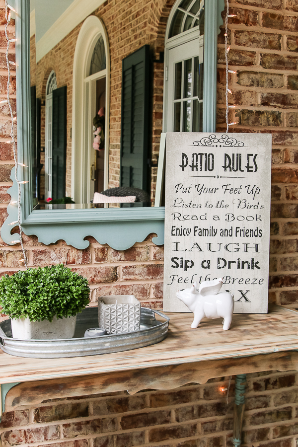 Thrift store console table is perfect on the porch with its new makeover! #paintedfurniture