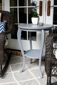 Thrift store console table is perfect on the porch with its new makeover! #paintedfurniture