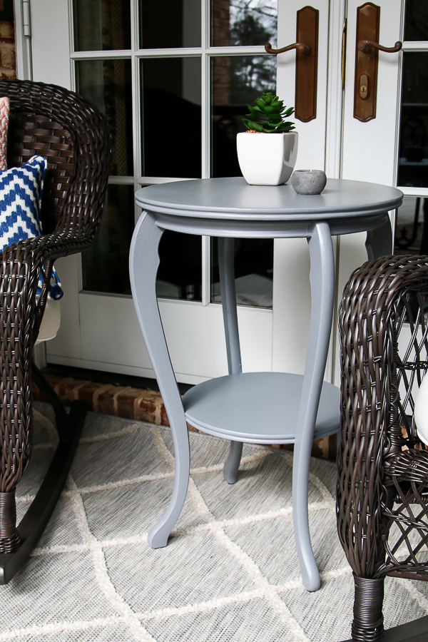 Thrift store console table is perfect on the porch with its new makeover! #paintedfurniture 