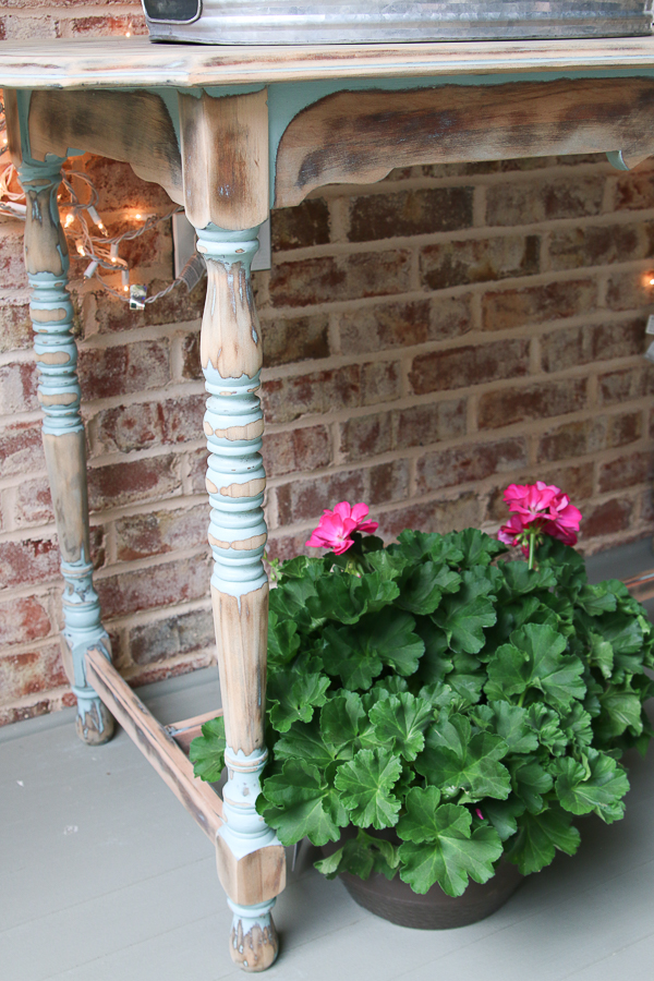 Thrift store console table is perfect on the porch with its new makeover! #paintedfurniture 