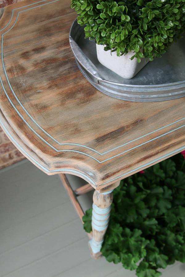 Thrift store console table is perfect on the porch with its new makeover! #paintedfurniture 