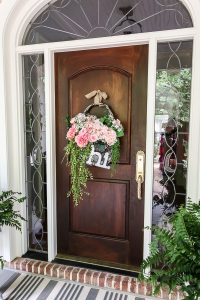 Cottage farmhouse style basket wreath is this month's thrift store makeover! Many ideas brought to you each month from the team! #thriftstore #makeover #wreath #basketwreath #frontdoor