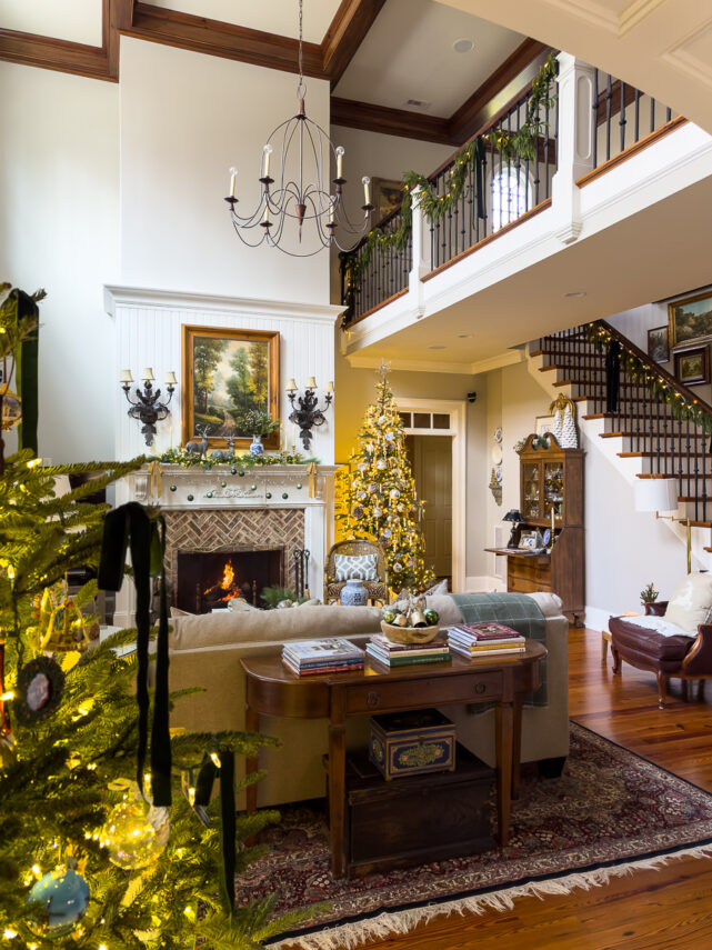 Decorating a Christmas Family Room to Blend with Your Decor