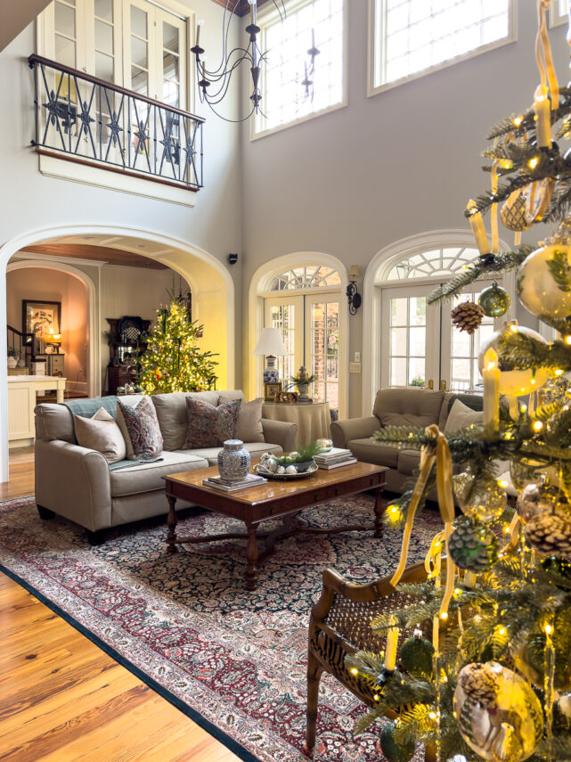Decorating a Christmas Family Room to Blend with Your Decor
