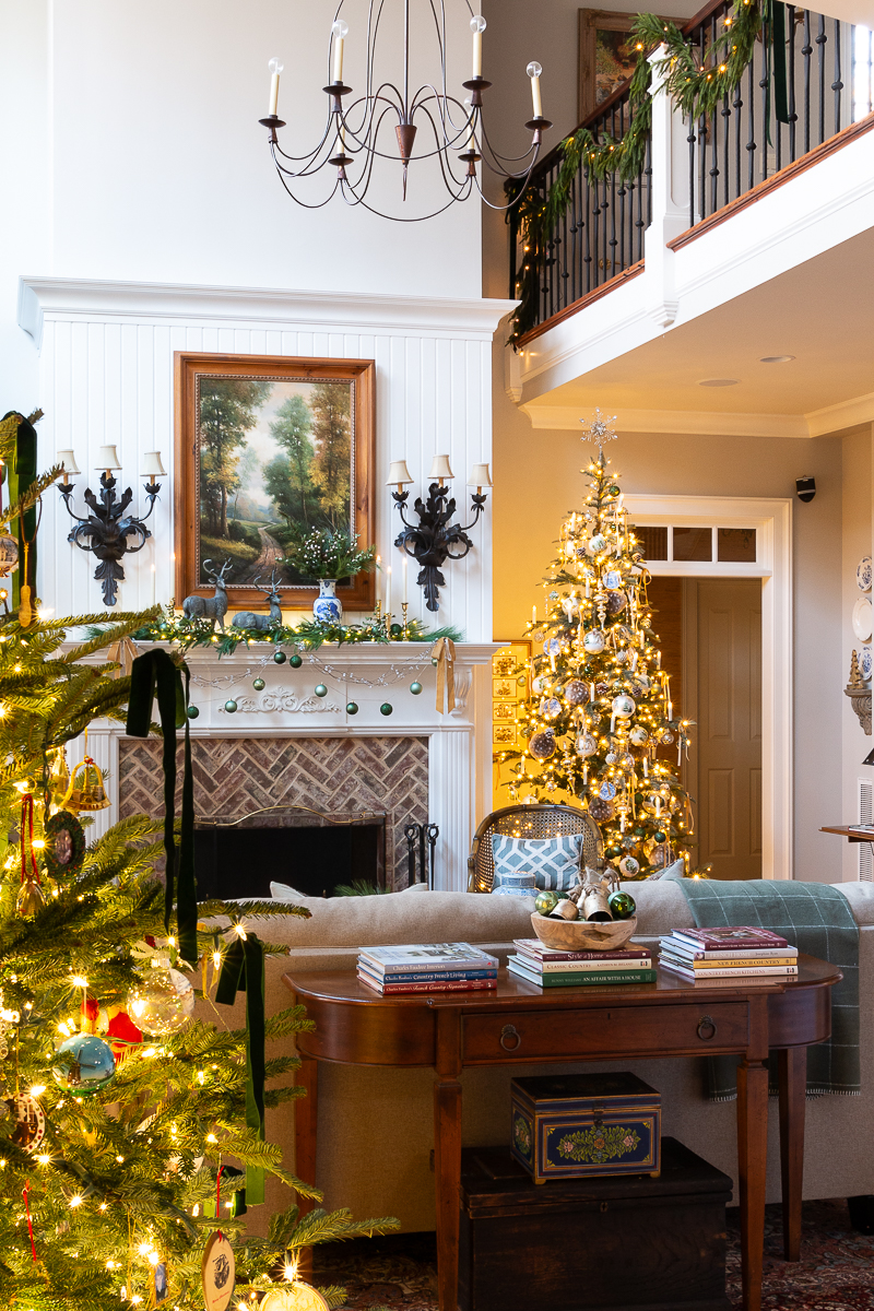 Decorating a Christmas Family Room to Blend with Your Decor