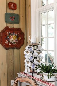 French country farmhouse Christmas with Our Southern Home #christmas #farmhousechristmas #frenchcountry #christmasdecor