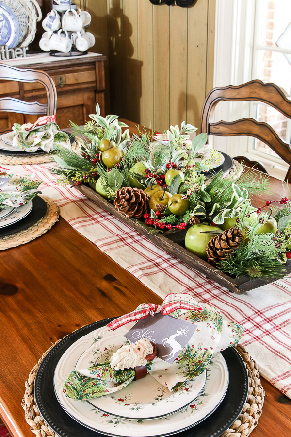 French country farmhouse Christmas with Our Southern Home #christmas #farmhousechristmas #frenchcountry #christmasdecor