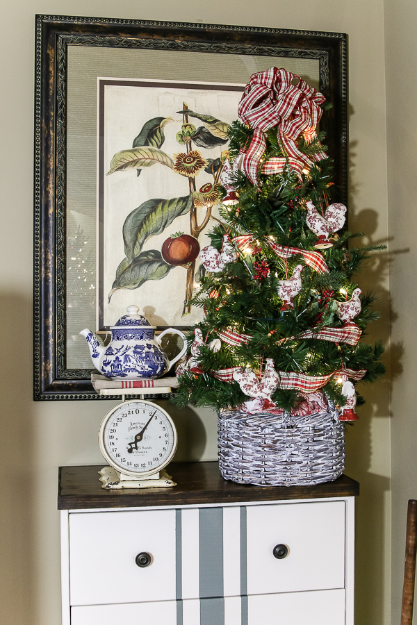 French country farmhouse Christmas with Our Southern Home #christmas #farmhousechristmas #frenchcountry #christmasdecor