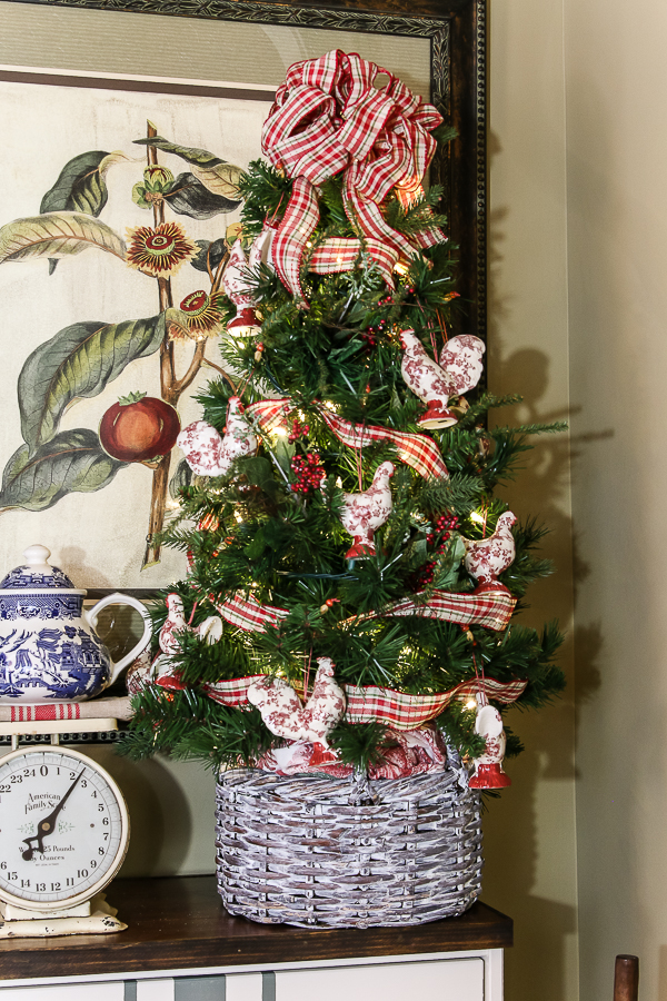 French country farmhouse Christmas with Our Southern Home #christmas #farmhousechristmas #frenchcountry #christmasdecor