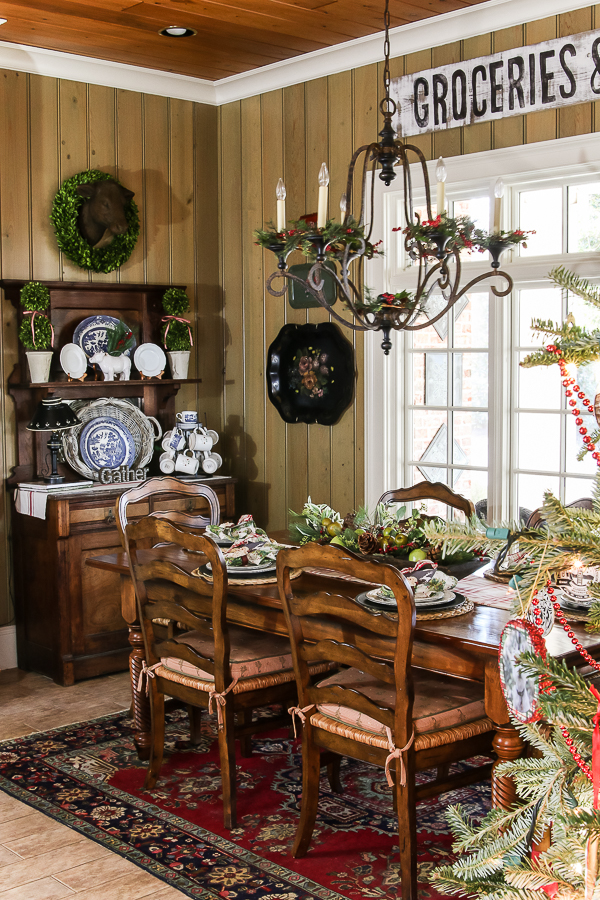 French country farmhouse Christmas with Our Southern Home #christmas #farmhousechristmas #frenchcountry #christmasdecor