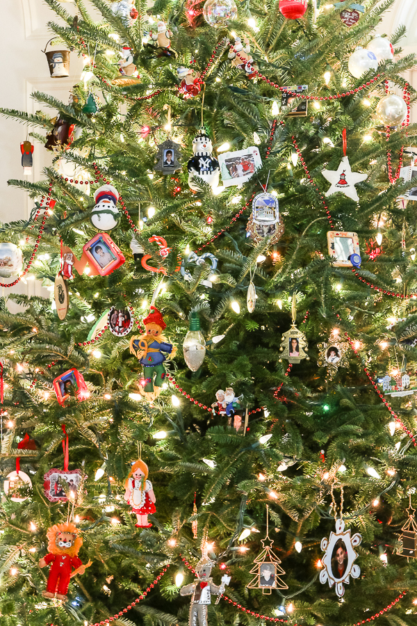 French country farmhouse Christmas with Our Southern Home #christmas #farmhousechristmas #frenchcountry #christmasdecor