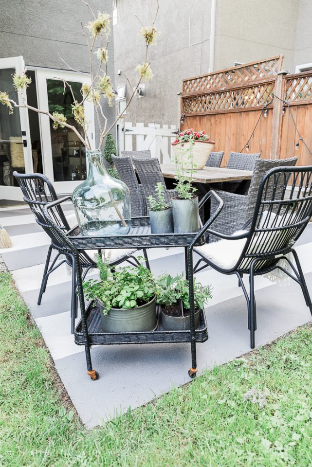 Outdoor living spaces are the features from this week's Inspiration Monday link party! #outdoorliving #patio #porch