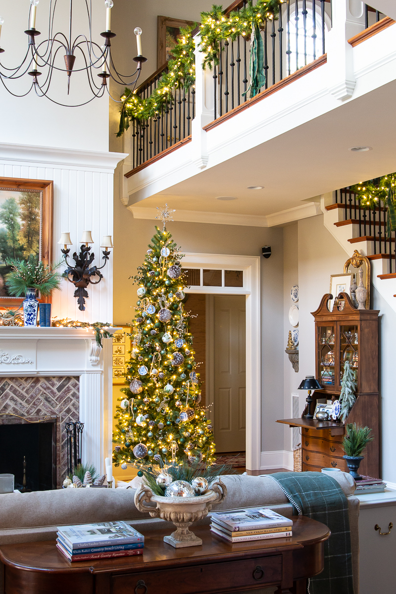 family room with christmas tree