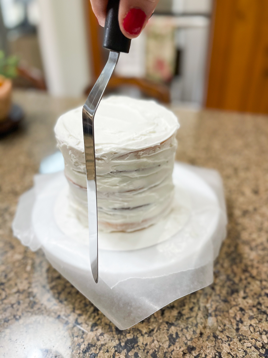 icing cake
